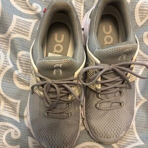 On Cloud womens athletic sneakers  sz 7